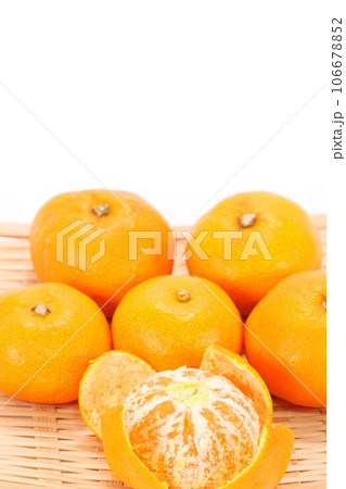 みかん　外皮を剥いたところ　白い筋　明るい背景 106678852