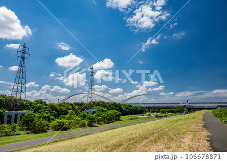 淀川に架かるモノレールの鉄橋と高圧線鉄塔　 106678871