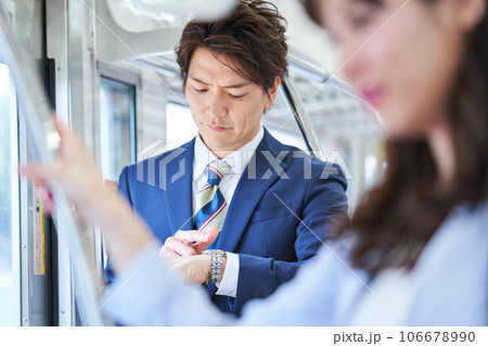 電車に乗車する乗客 撮影協力「京王電鉄株式会社」 電車に乗車する乗客 撮影協力「京王電鉄株式会社」 106678990