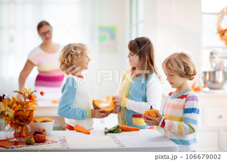 Family cooking Thanksgiving dinner 106679002