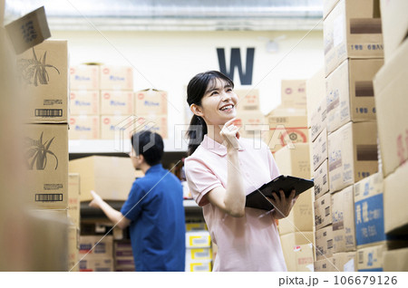 倉庫で働く女性 倉庫で働く女性 106679126
