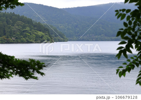 小雨降る芦ノ湖　神奈川県 106679128