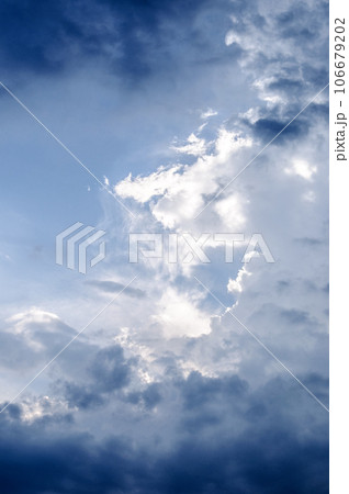 気配や余韻を感じる空模様 106679202