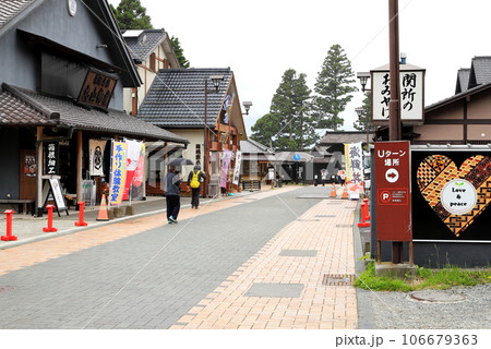 雨の箱根関跡　神奈川県 106679363