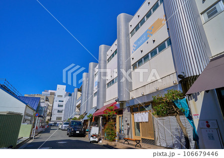 神奈川県川崎市麻生区のマプレ専門店街(MAPLE)を西側の通りから見る 106679446