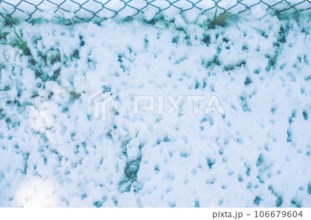 雪とフェンス 106679604