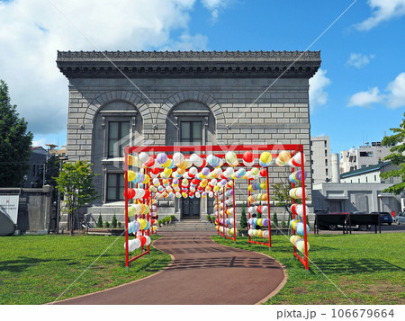 小樽　小樽芸術村中庭のカラフルな提灯 106679664