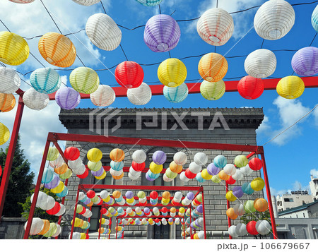 小樽　小樽芸術村中庭のカラフルな提灯 106679667