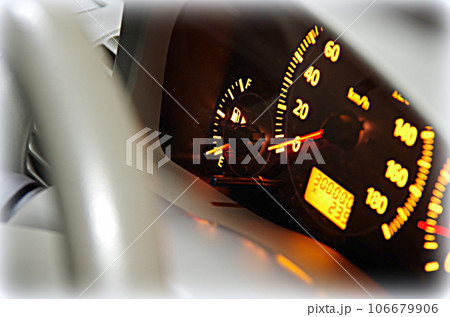 ガソリンが空になる寸前で燃料計の針がEマーク付近を指している状態（イラスト風） 106679906