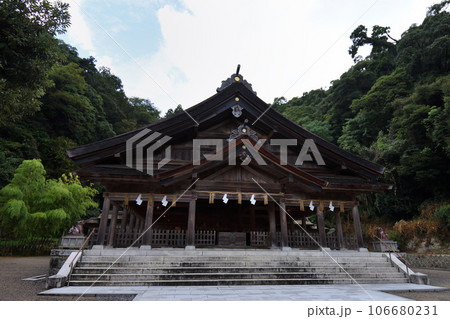 正面から見た美保神社の正殿 正面から見た美保神社の正殿 106680231