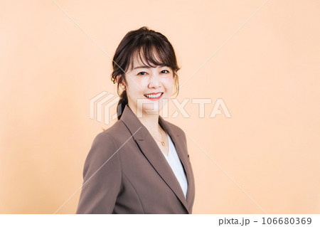 笑顔のミドル女性 106680369