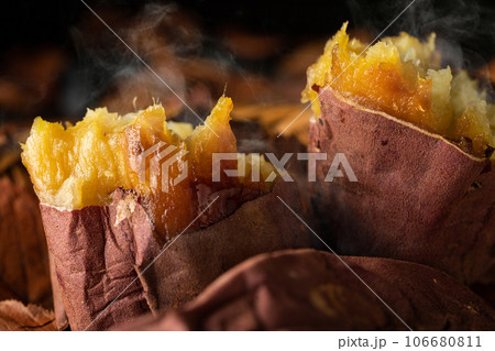 熱々、ほっくほくの石焼芋 106680811