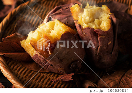 熱々、ほっくほくの石焼芋 106680814