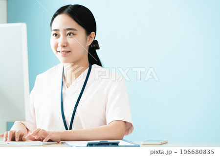 事務作業をする医療従事者の女性 事務作業をする医療従事者の女性 106680835