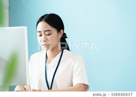 事務作業をする医療従事者の女性 106680837