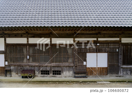 古い建物の前に置かれたリヤカー 古い建物の前に置かれたリヤカー 106680872