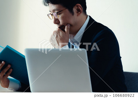 書類を見て悩むビジネスマン 106680922