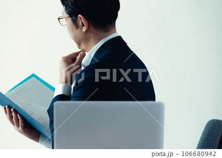 書類を見て悩むビジネスマン 書類を見て悩むビジネスマン 106680942
