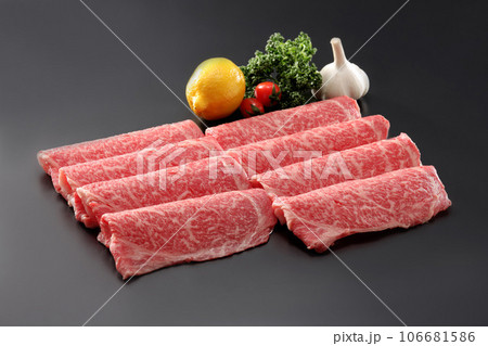 新鮮な牛肉・黒毛和牛スライスイメージ・高級刺し入り和牛スライス・高級和牛イメージ・霜降り和牛スライス 新鮮な牛肉・黒毛和牛スライスイメージ・高級刺し入り和牛スライス・高級和牛イメージ・霜降り和牛スライス 106681586