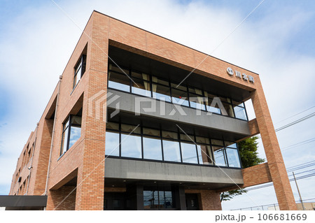 曇り空の川北町役場｜田舎の役所イメージ｜石川県川北町 106681669