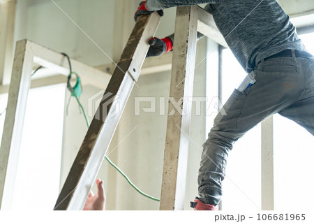 倉庫を解体する社業員 106681965