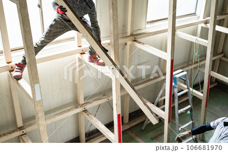 倉庫を解体する社業員 106681970