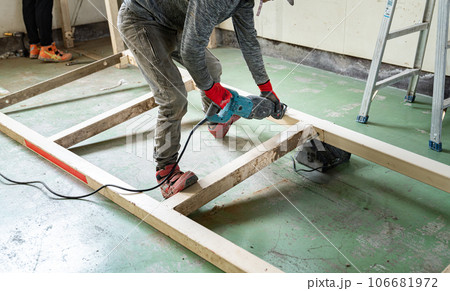 倉庫を解体する社業員 倉庫を解体する社業員 106681972