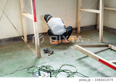 倉庫を解体する社業員 106681974