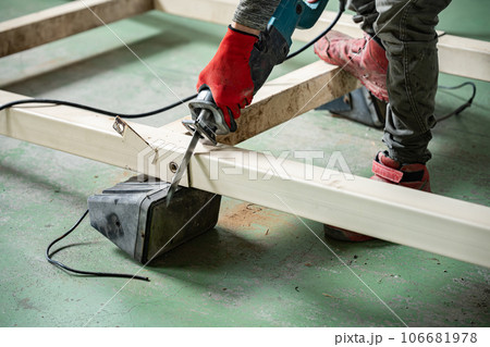 倉庫を解体する社業員 倉庫を解体する社業員 106681978