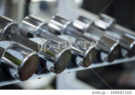 フィットネスジムのダンベルラックに置かれたダンベル フィットネスジムのダンベルラックに置かれたダンベル 106682168