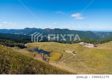 曽爾高原の山上から望む周囲の山並み 曽爾高原の山上から望む周囲の山並み 106682270