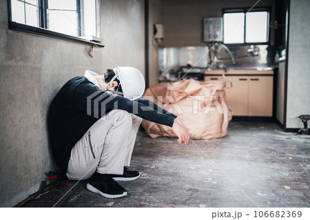 疲れた作業員 疲れた作業員 106682369