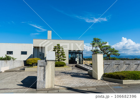 晴れの青空と洋画家の作品を展示する美術館｜宮本三郎ふるさと館｜石川県小松市 106682396