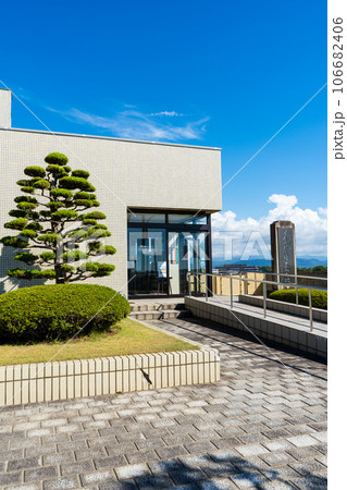 晴れの青空と洋画家の作品を展示する美術館｜宮本三郎ふるさと館｜石川県小松市 106682406