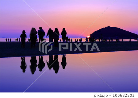 【香川県】夕暮れの父母ヶ浜(瀬戸内の天空の鏡)夕日の絶景で知られる観光名所 106682503