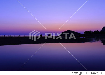 【香川県】夕暮れの父母ヶ浜(瀬戸内の天空の鏡)夕日の絶景で知られる観光名所 【香川県】夕暮れの父母ヶ浜(瀬戸内の天空の鏡)夕日の絶景で知られる観光名所 106682504
