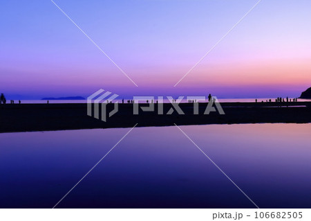 【香川県】夕暮れの父母ヶ浜(瀬戸内の天空の鏡)夕日の絶景で知られる観光名所 【香川県】夕暮れの父母ヶ浜(瀬戸内の天空の鏡)夕日の絶景で知られる観光名所 106682505