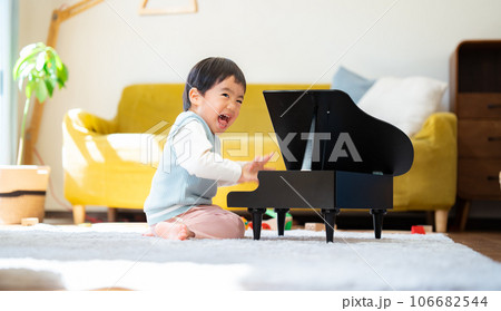 リビングでおもちゃのピアノを弾く3歳の男の子 106682544