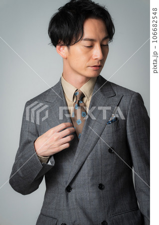 ダブルスーツの30代男性 106682548