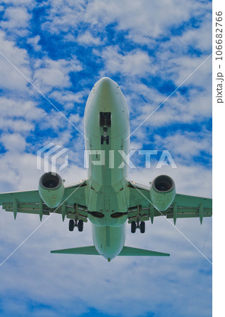 着陸直前の飛行機 106682766