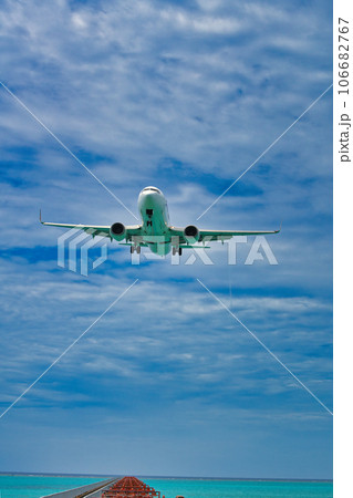 着陸する飛行機 106682767