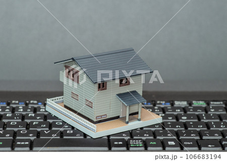 戸建て住宅の模型とパソコンのキーボード 106683194
