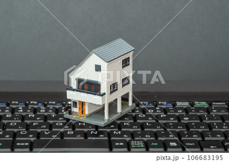 狭小住宅とノートパソコンのキーボード 106683195