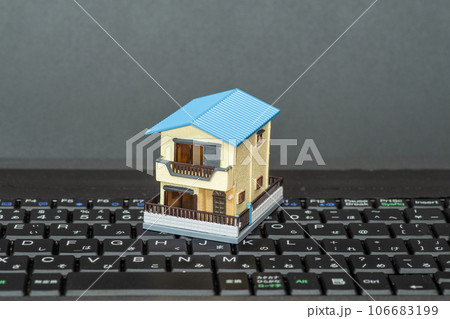 木造住宅とノートパソコンのキーボード 木造住宅とノートパソコンのキーボード 106683199