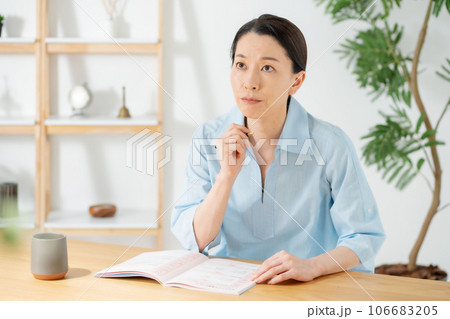 女性　リビング　書く　悩む 106683205