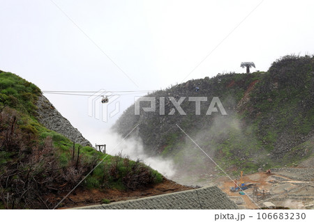 雨に煙る箱根大涌谷　神奈川県 106683230