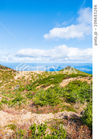 秋の安達太良山登山:峰ノ辻付近から福島市方面の眺め 秋の安達太良山登山:峰ノ辻付近から福島市方面の眺め 106683266