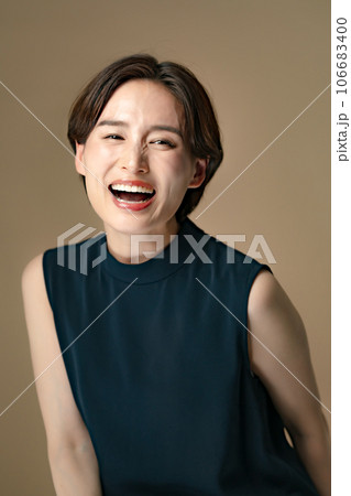 笑う女性 106683400