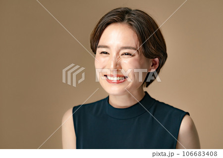 笑う女性 106683408