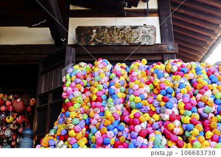 カラフルなくくり猿と本堂　京都金剛寺　八坂庚申堂　京都の人気スポット　日本三庚申 106683730